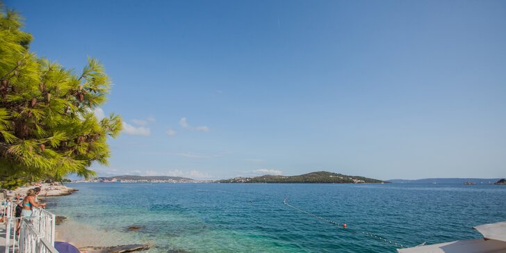 Dovolená v perfektně vybaveném resortu u Splitu: klimatizované mobilní domky až pro 6 osob, moře zábavy