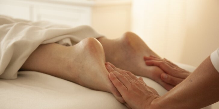 Pinda Sveda: olejová masáž celého těla s použitím horkých bylinných měšců