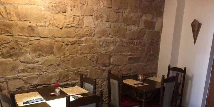 Indické menu pro 1 nebo 2 osoby: předkrm, masový nebo vegetariánský hlavní chod a lassi