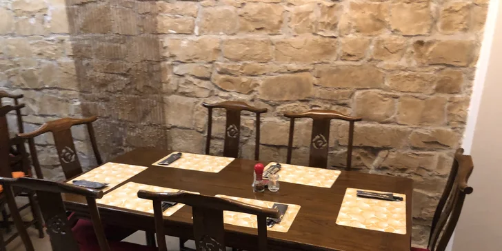 Indické menu pro 1 nebo 2 osoby: předkrm, masový nebo vegetariánský hlavní chod a lassi
