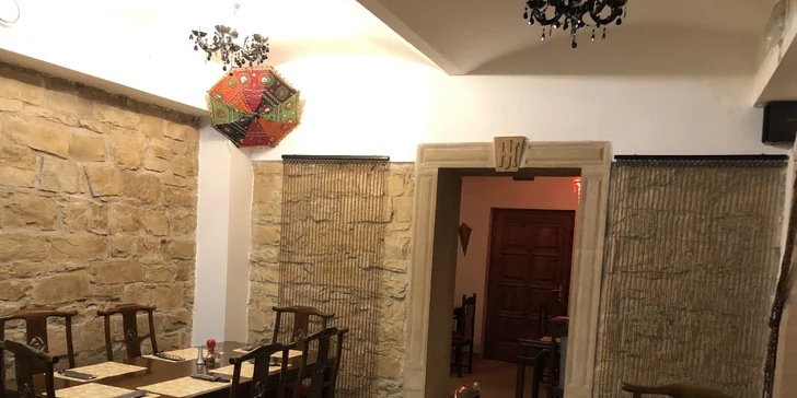 Indické menu pro 1 nebo 2 osoby: předkrm, masový nebo vegetariánský hlavní chod a lassi