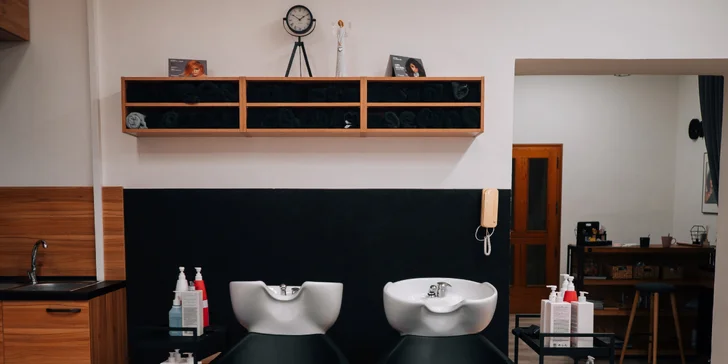 Kadeřnické balíčky pro všechny délky vlasů: střih, barvení a styling