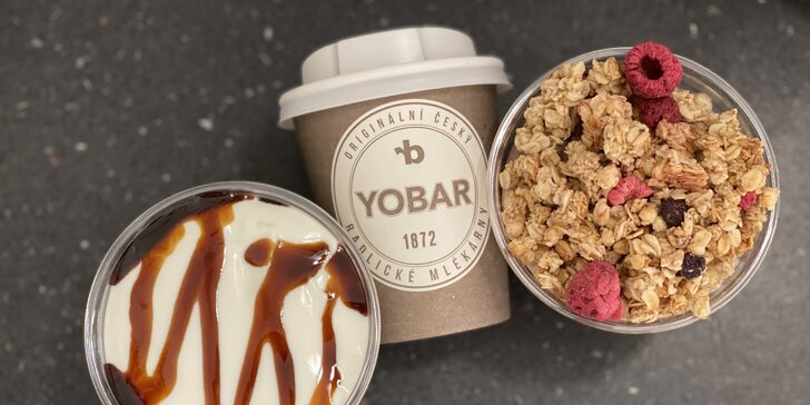 Káva nebo čokoláda a jogurtový dezert s müsli v oblíbeném Yobaru