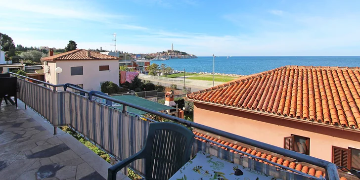 Vybavené apartmány na kraji městečka Rovinj: balkón a výhled na moře, na pláž jen 400 metrů