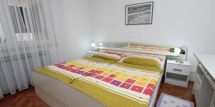 Vybavené apartmány na kraji městečka Rovinj: balkón a výhled na moře, na pláž jen 400 metrů