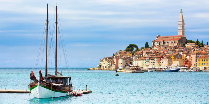 Vybavené apartmány na kraji městečka Rovinj: balkón a výhled na moře, na pláž jen 400 metrů