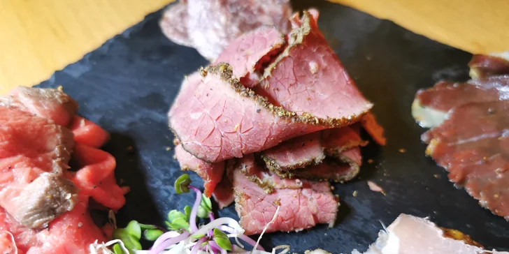 Menu od Chilli Táty: masové prkénko, burgery a Míša dort pro 2–4 osoby