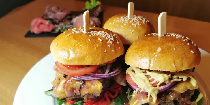 Menu od Chilli Táty: masové prkénko, burgery a Míša dort pro 2–4 osoby