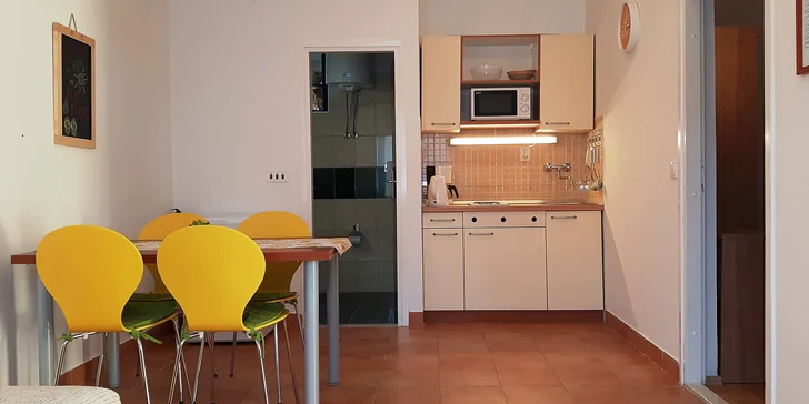 Dovolená u Splitu pro všechny věkové kategorie: apartmány pro 2–6 osob v plně vybaveném resortu