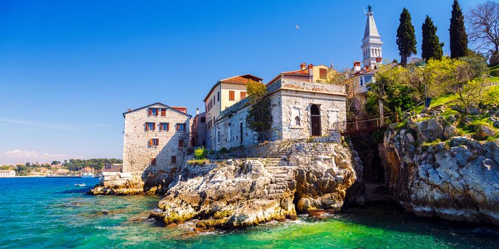 Vybavené apartmány na pobřeží Istrie: z vlastního balkonu krásný výhled na moře, na pláž jen 300 metrů