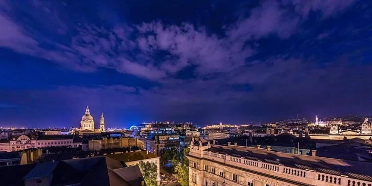 Výhľad na nočnú Budapešť zo strešnej terasy 