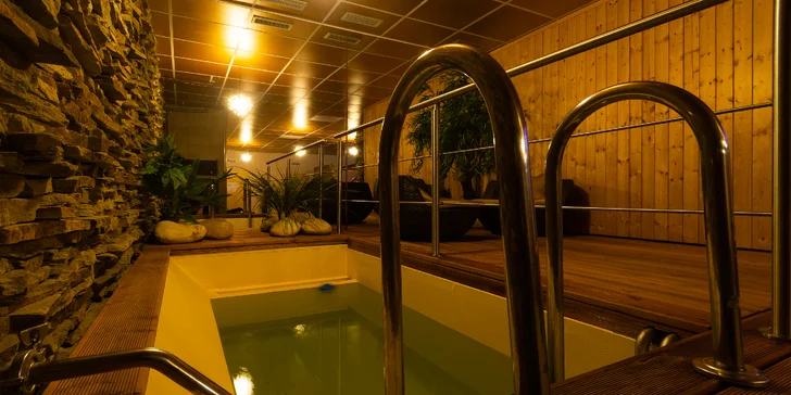 Romantika ve dvou: 100 minut v privátním wellness, víno a až 15chodové italské menu
