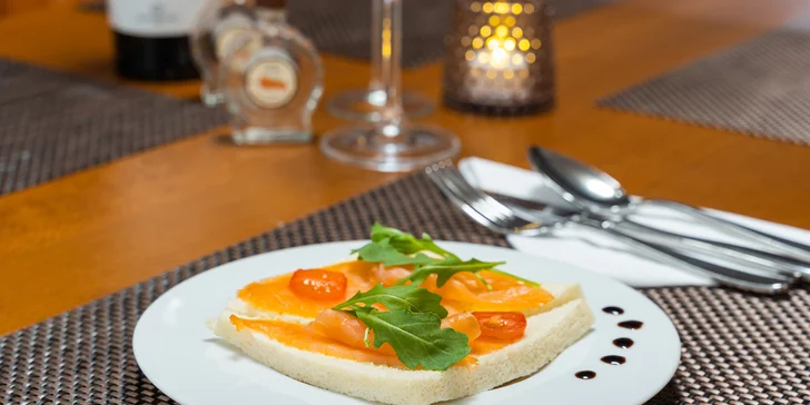 Romantika ve dvou: 100 minut v privátním wellness, víno a až 15chodové italské menu