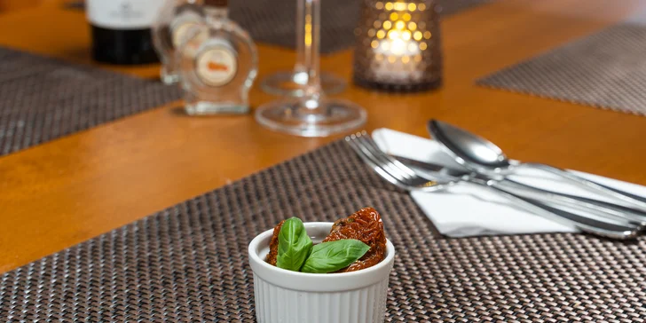 Romantika ve dvou: 100 minut v privátním wellness, víno a až 15chodové italské menu