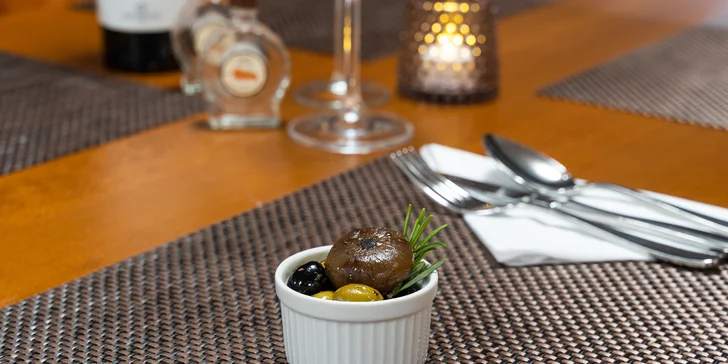 Romantika ve dvou: 100 minut v privátním wellness, víno a až 15chodové italské menu