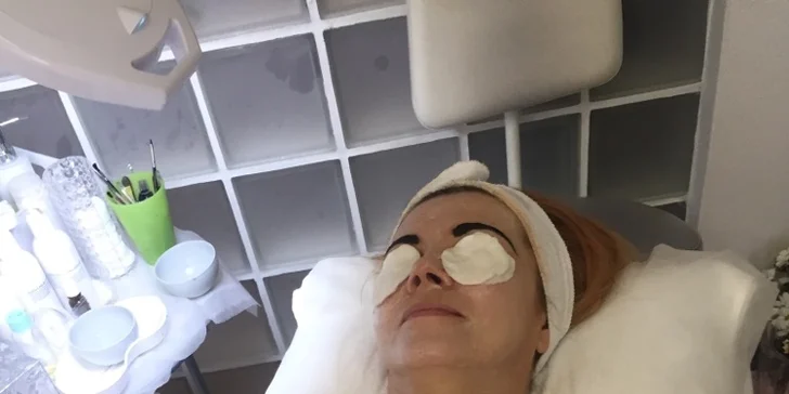 30–100min. kosmetické hýčkání pro ženy: terapie světlem i zlatem a péče o ruce
