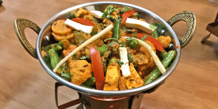 Indické menu pro 1 nebo 2 osoby: předkrm, masový nebo vegetariánský hlavní chod a lassi