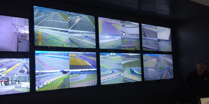 Prožeňte vlastní vůz po mosteckém autodromu: 3× 10 minut jízdy a komentovaná prohlídka zázemí okruhu