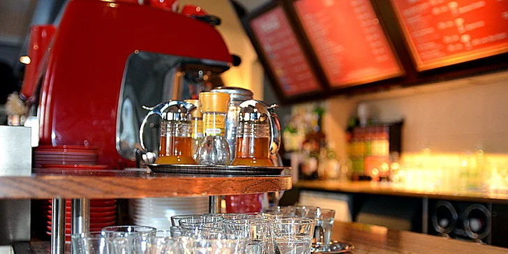 2 medovníky a 2 svařená vína v Cafe Klárov