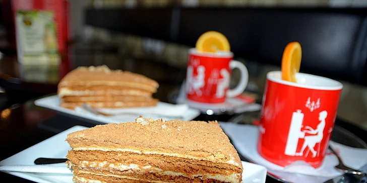 2 medovníky a 2 svařená vína v Cafe Klárov