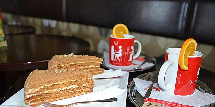 2 medovníky a 2 svařená vína v Cafe Klárov