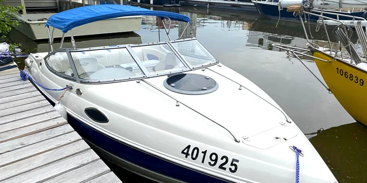Pronájem motorového člunu na Slapech: až pro 8 osob, 1–12 hodin, palivo