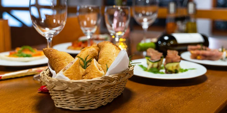 Romantika ve dvou: 100 minut v privátním wellness, víno a až 15chodové italské menu