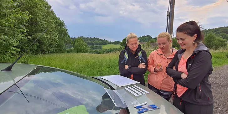Pátrání po nezvěstné: dobrodružná outdoor hra pro osamocené průzkumníky, dvojice i partu