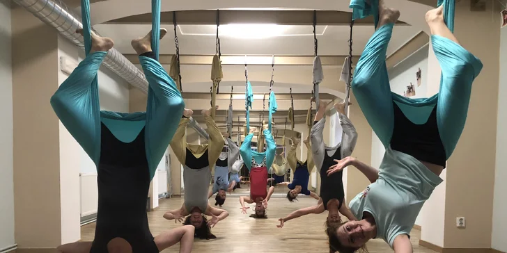 Okuste lehkost bytí: Hodinová lekce antigravity jógy v závěsných sítích