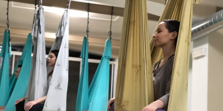 Okuste lehkost bytí: Hodinová lekce antigravity jógy v závěsných sítích