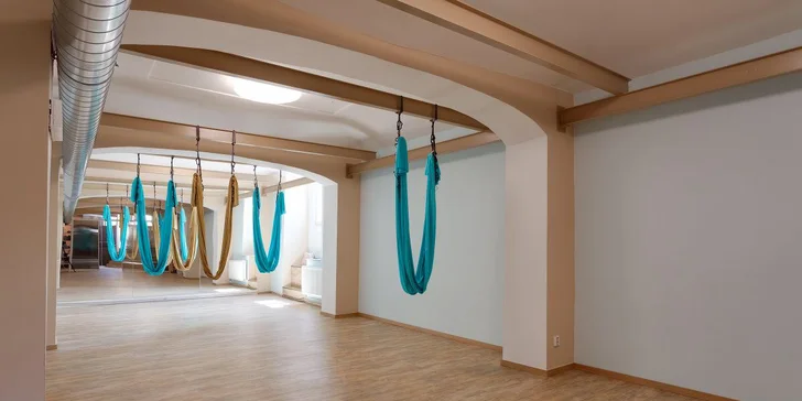 Okuste lehkost bytí: Hodinová lekce antigravity jógy v závěsných sítích