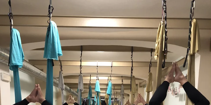 Okuste lehkost bytí: Hodinová lekce antigravity jógy v závěsných sítích