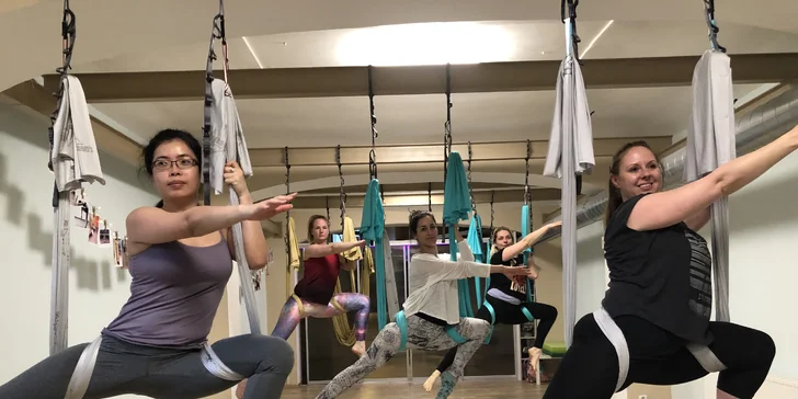 Okuste lehkost bytí: Hodinová lekce antigravity jógy v závěsných sítích