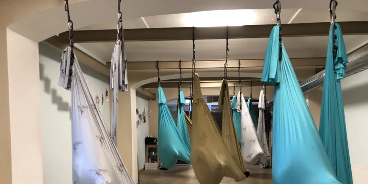 Okuste lehkost bytí: Hodinová lekce antigravity jógy v závěsných sítích