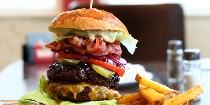 Klasický nebo dvoupatrový burger a domácí hranolky pro 1 i 2 osoby