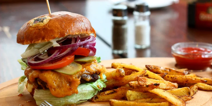 Klasický nebo dvoupatrový burger a domácí hranolky pro 1 i 2 osoby