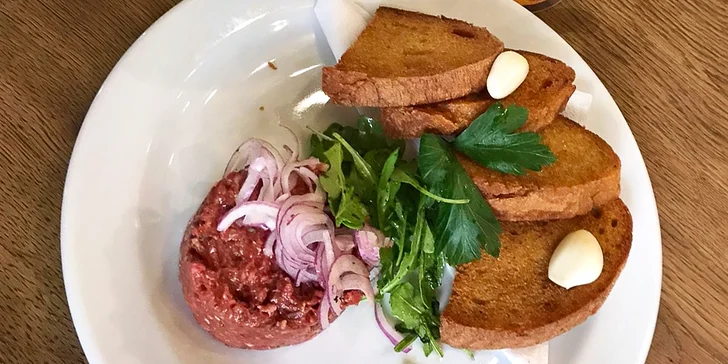Tatarák nebo hermelín a pivo v restauraci Kozlovna v centru Prahy