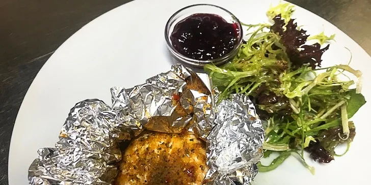 Tatarák nebo hermelín a pivo v restauraci Kozlovna v centru Prahy