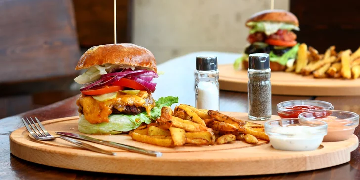 Klasický nebo dvoupatrový burger a domácí hranolky pro 1 i 2 osoby