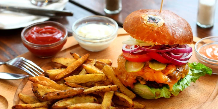 Klasický nebo dvoupatrový burger a domácí hranolky pro 1 i 2 osoby