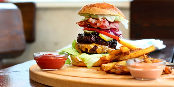 Klasický nebo dvoupatrový burger a domácí hranolky pro 1 i 2 osoby