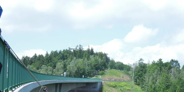 Pořádný adrenalin: seskok na Kienově houpačce z mostu ve výšce 62 m