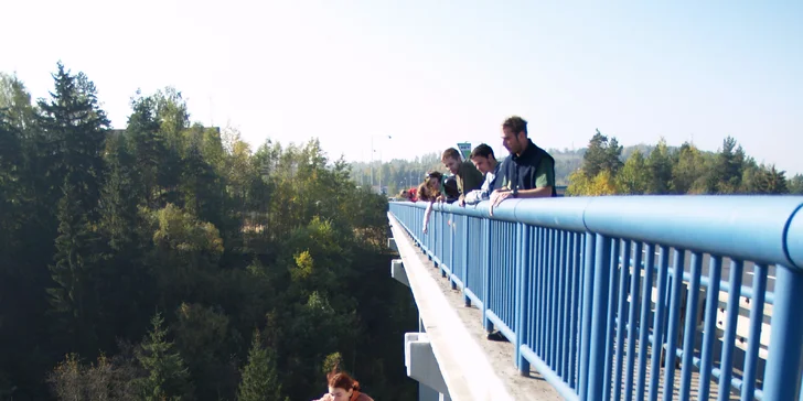 Pořádný adrenalin: seskok na Kienově houpačce z mostu ve výšce 62 m