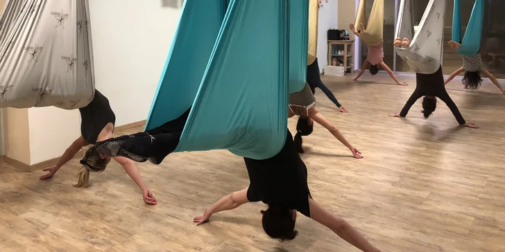 Okuste lehkost bytí: Hodinová lekce antigravity jógy v závěsných sítích