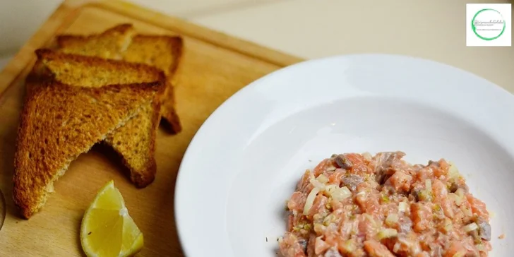 Hovězí nebo lososový tataráček s neomezeným množstvím topinek či toastů