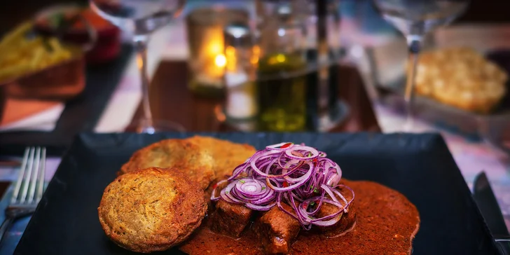 Tradiční česká klasika: guláš, kachní stehno, žebra i pivo pro 1 i 2 osoby