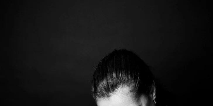 Focení v industriálním ateliéru či na fotopozadí: portrét a business foto
