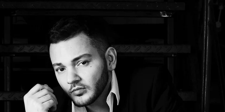 Focení v industriálním ateliéru či na fotopozadí: portrét a business foto