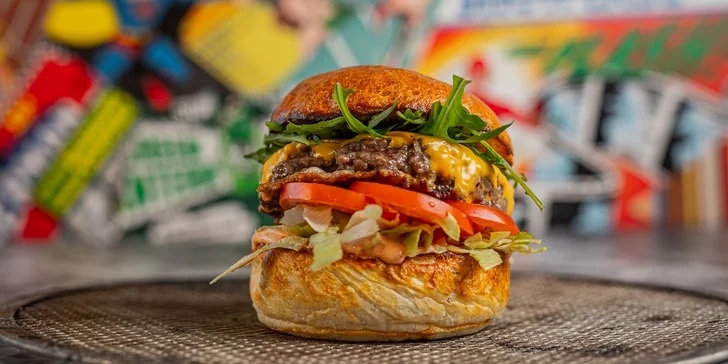 Klasická či speciální pizza, salát s kuřecím i burger z podniku Comics pizza