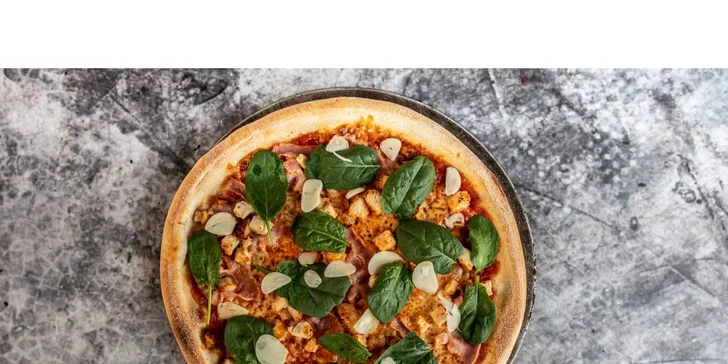Klasická či speciální pizza, salát s kuřecím i burger z podniku Comics pizza